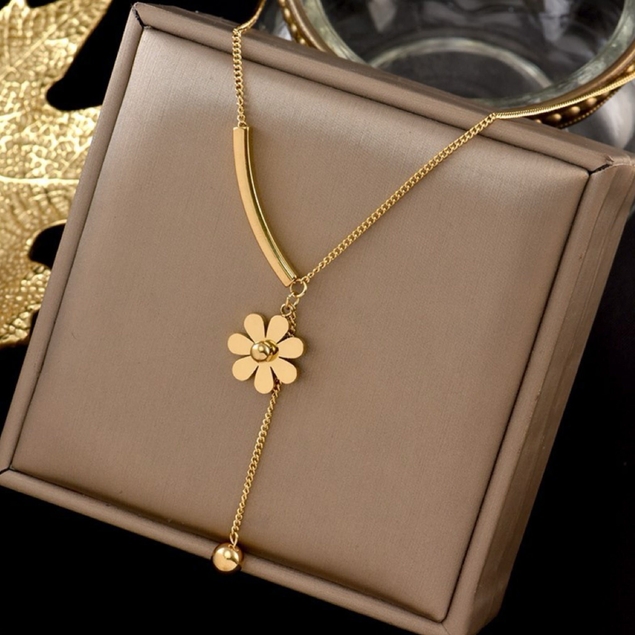 SMALL DAISy exquisite collarbone chain necklace - GOLD