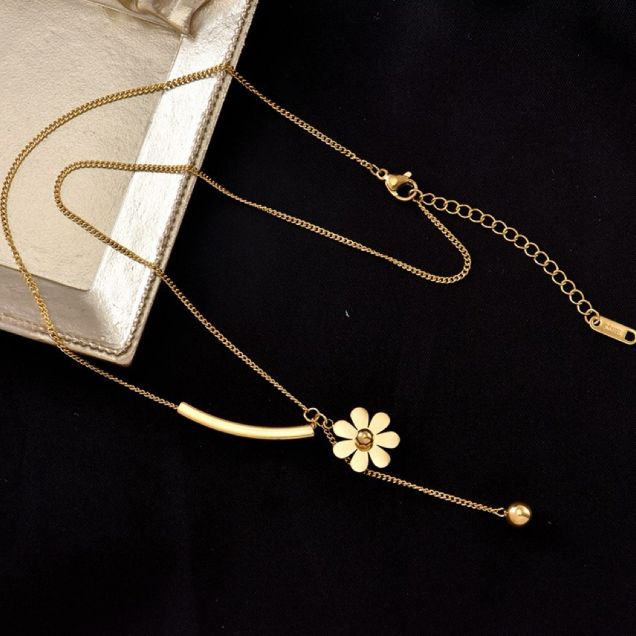 SMALL DAISy exquisite collarbone chain necklace - GOLD